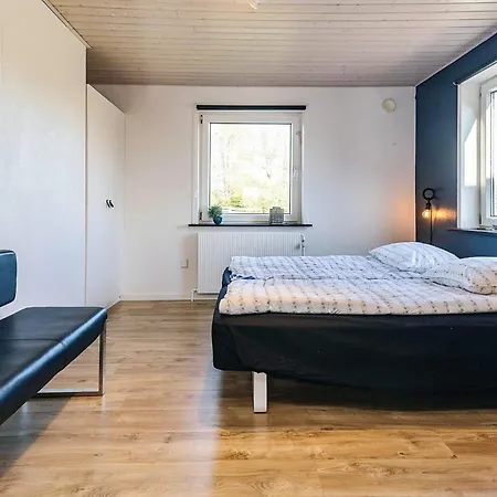 8 Person In Albaek-by Traum