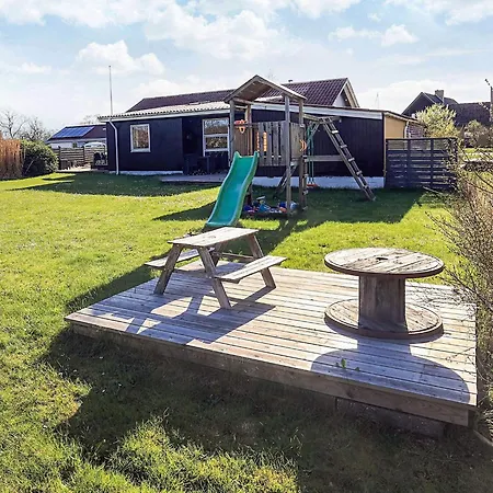 8 Person In Albaek-by Traum