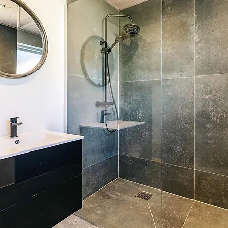 8 Person In Albaek-by Traum