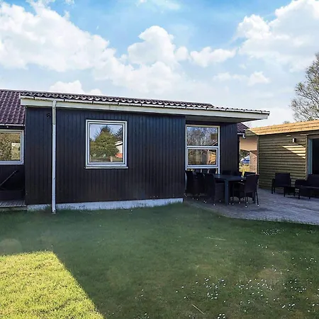 8 Person In Albaek-by Traum