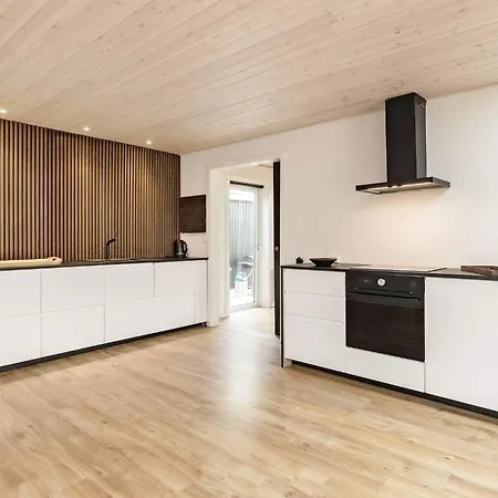 8 Person In Albaek-by Traum