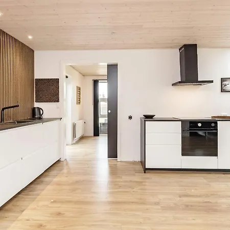 8 Person In Albaek-by Traum *