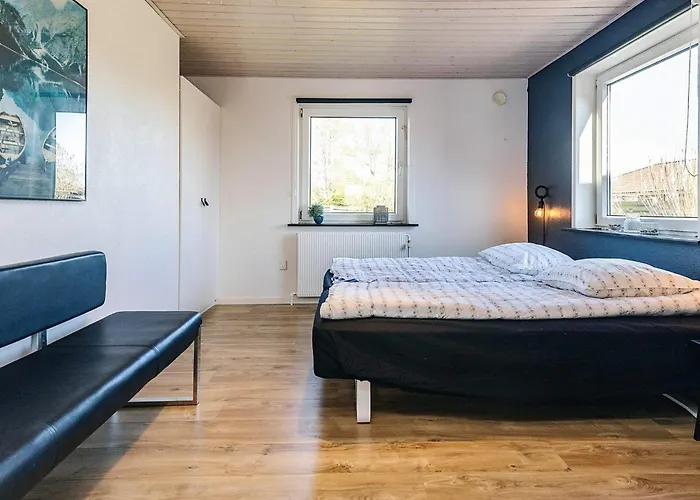 8 Person In Albaek-by Traum