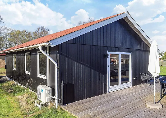 8 Person In Albaek-by Traum *