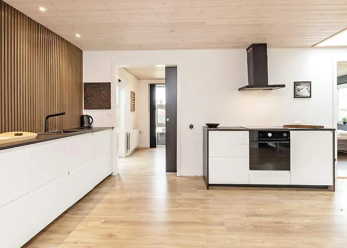 8 Person In Albaek-by Traum *