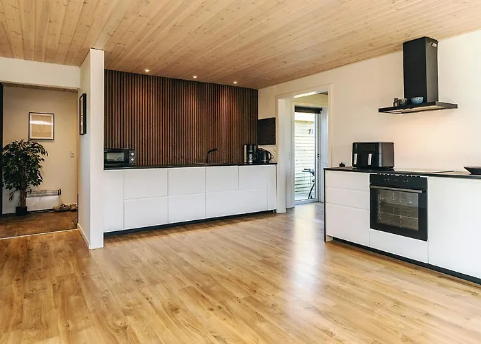 8 Person In Albaek-by Traum